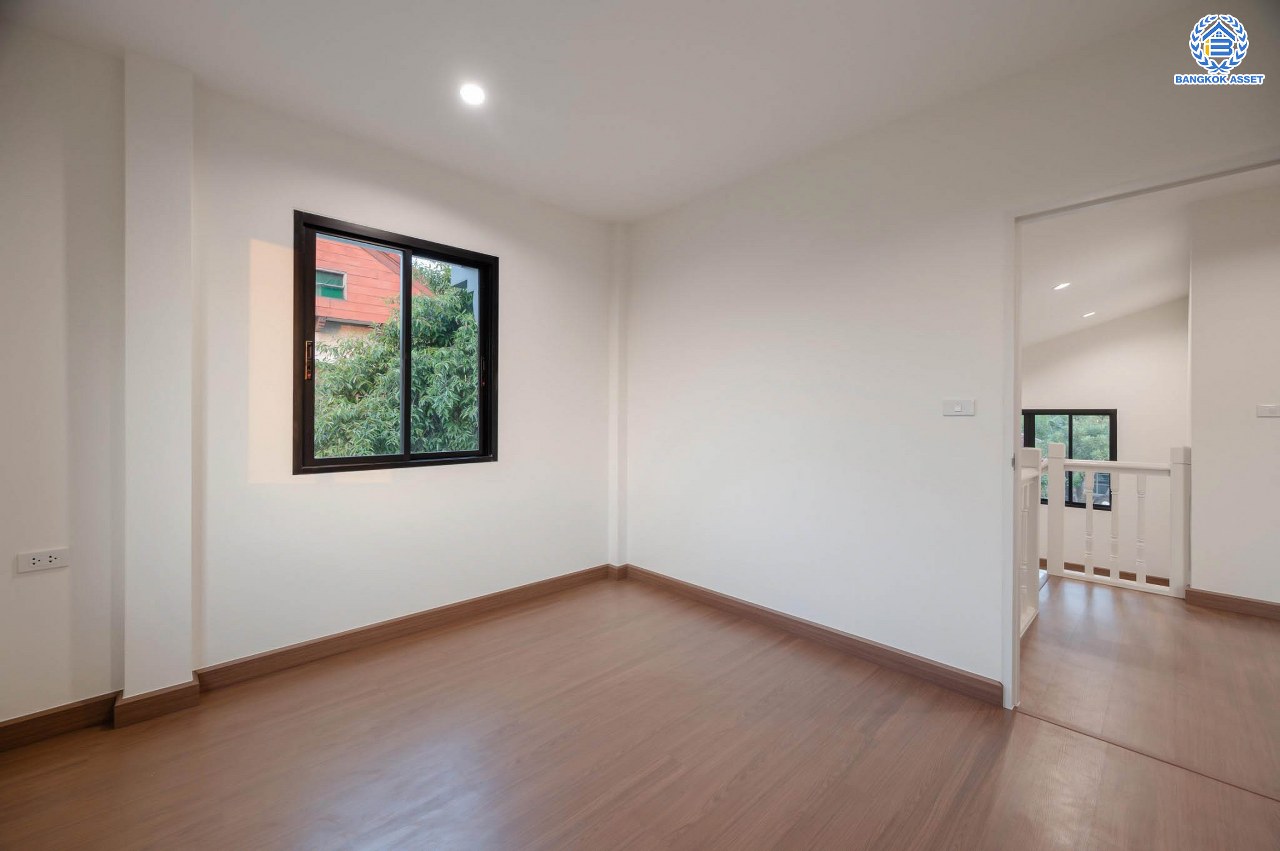 บ้านมือสองตกแต่งใหม่ คุณภาพแบรนด์ LH โครงการ ชลลดา บางบัวทอง เนื้อที่ 72 ตร.ว. ตกแต่งหรูหรา ฟังก์ชันจัดเต็ม 3 ห้องนอน 2 ห้องน้ำ 1 ห้องอเนกประสงค์ จอดรถได้ 1 คัน พร้อม Facilities ครบ! บนทำเลคุณภาพ เชื่อมต่อได้หลายเส้นทาง ใกล้เซ็นทรัลเวสต์เกต และรถไฟฟ้า "สถานีบางพลู"